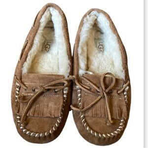 UGG women’s sizing tan slippers with tassels size 5